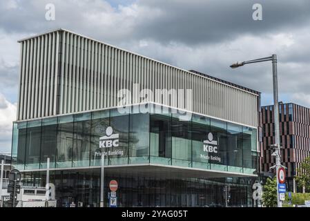 Louvain, Flandre, Belgique, 06 16 2019, vue sur la façade des bureaux de banque privée KBC et la place Martelarenplein, Europe Banque D'Images