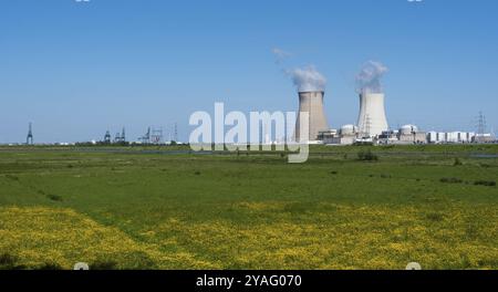 Doel, est, Flandre, Belgique, 06 01 2021 tours de refroidissement des réacteurs nucléaires avec des champs agricoles au premier plan, Europe Banque D'Images