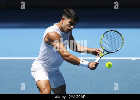 MELBOURNE, AUSTRALIE, 11 JANVIER : Carlos Alcaraz, d’Espagne, termine une séance d’entraînement avec Stan Wawrinka, de Suisse, avant l’australien 2024 Banque D'Images