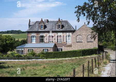 Jodoigne, Wallon Region, Belgique, 08 02 2022, ferme, champs et route sale à la campagne wallonne, Europe Banque D'Images