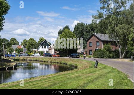 Hasselt, Overijssel, pays-Bas, piste cyclable autour d'un étang d'eau dans le village historique, Europe Banque D'Images