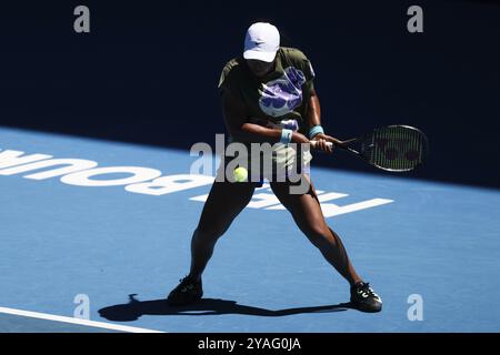 MELBOURNE, AUSTRALIE, 12 JANVIER : Naomi Osaka, du Japon, s'entraîne avec ons Jabeur, du Tunisie, avant l'Open d'Australie 2024 au Melbourne Park Banque D'Images