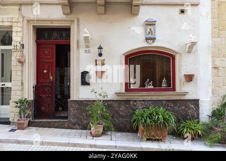 Valletta, Malte, 01 07 2022 : maisons traditionnelles décorées dans une rue étroite, Europe Banque D'Images