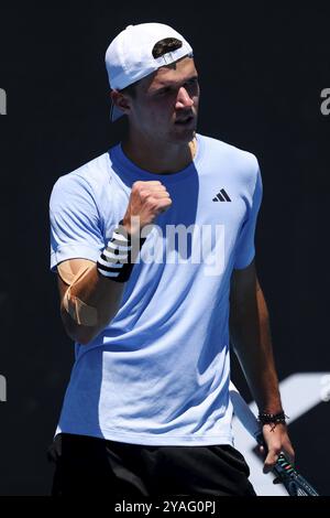 MELBOURNE, AUSTRALIE, 12 JANVIER : Jakub Mensik, de la République tchèque, bat Harold Mayot, de la France, en finale de qualification devant l’Australie 2024 Banque D'Images