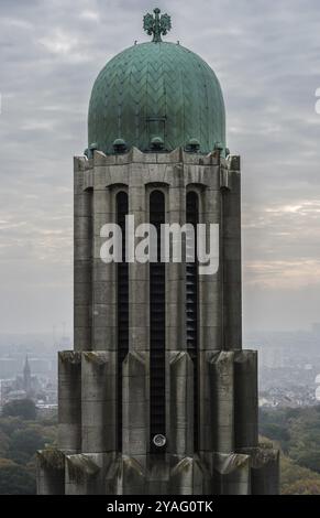 Koekelberg, région de Bruxelles-capitale Belgique, 10 23 2019 vue sur la tour à cupper Art déco de la basilique du Sacré-cœur Banque D'Images