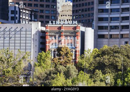MELBOURNE, AUSTRALIE, le 31 OCTOBRE 2021 : les gratte-ciel de l'extrémité est du quartier des affaires de Melbourne et l'emblématique Hotel Lindrum Building de Birrarung Marr sur une ambiance chaleureuse Banque D'Images