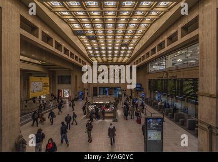 Vieille ville de Bruxelles, région de Bruxelles-capitale Belgique, 09 02 2019 piétons marchant dans le hall principal de la gare centrale conçue par victor H. Banque D'Images