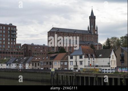 Wetteren, région flamande orientale, Belgique, 11 03 2022, vue sur le village, les immeubles et l'église depuis les rives de l'Escaut, Europe Banque D'Images