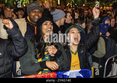 MELBOURNE, AUSTRALIE, 12 AOÛT : les supporters australiens au Melbourne Fan Festival avec une foule de spectateurs qui regardent Australian Matildas vs France les BL Banque D'Images