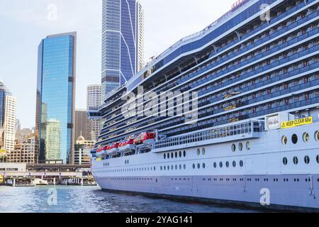 SYDNEY, AUSTRALIE, 05 DÉCEMBRE : Resilient Lady de Virgin voyages est amarré au terminal passagers d'outre-mer à Circular Quay le 5 décembre 2023 Banque D'Images