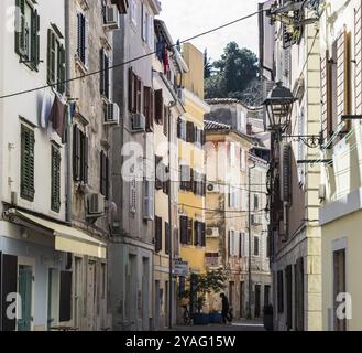 Piran, Slovénie, 04 07 2018 : maisons traditionnelles rues étroites de la vieille ville, Europe Banque D'Images