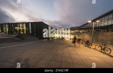 Uppsala, Uppland -Sweden, 07 27 2019 vue nocturne sur la place et le tunnel autour de la gare publique Banque D'Images