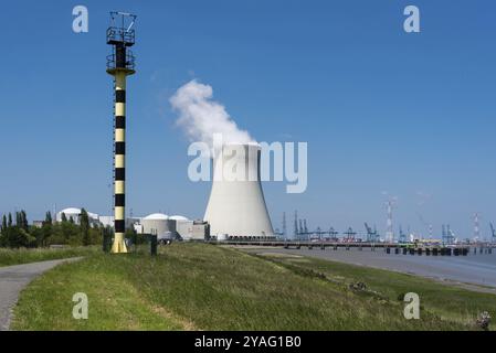 Doel, est, Flandre, Belgique, 06 01 2021 vue de paysage au-dessus de la digue du village avec les tours de refroidissement nucléaires en arrière-plan, Europe Banque D'Images