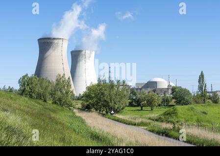 Doel, est, Flandre, Belgique, 06 01 2021 tours de refroidissement des réacteurs nucléaires avec des champs agricoles au premier plan, Europe Banque D'Images