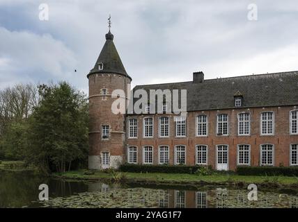 Ternat, Brabant flamand, Belgique, 11 04 2022, Tour et façade du château et de l'étang de Kruikeburg en briques, Europe Banque D'Images