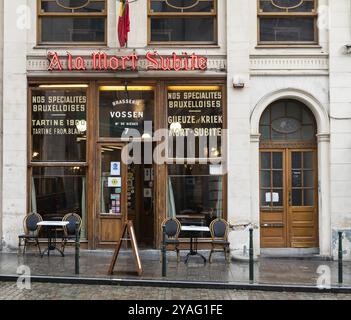 Vieille ville de Bruxelles, région de Bruxelles-capitale, Belgique, 02 02 2022 : façade d'un bar, à la mort subite, traduit par la mort de Dudden, vente de Brussel Banque D'Images