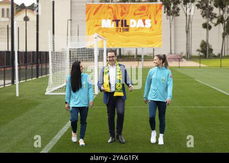 MELBOURNE, AUSTRALIE, 03 JUILLET : Matildas Alex Chidiac, Steph Catley avec le ministre des Sports Steve Dimopoulous à l'ouverture officielle de l'Australian ma Banque D'Images