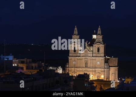 Mellieha, Malte, 01 07 2022 : les tours jumelles de la cathédrale et la vallée de nuit, vue en grand angle, Europe Banque D'Images