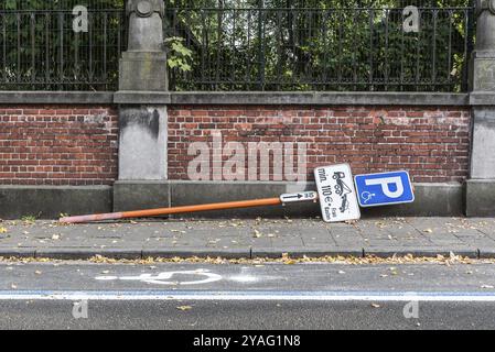 Jette, Brussels Capital Region Belgique, 09 22 2019 a détruit un panneau de stationnement Banque D'Images