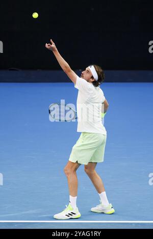 MELBOURNE, AUSTRALIE, 11 JANVIER : Stefanos Tsitsipas, de Grèce, joue contre Novak Djokovic, de Serbie, lors d'un match caritatif devant l'Austral 2024 Banque D'Images