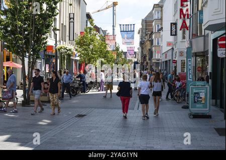 Malines, Province d'Anvers- Belgique, 07 08 2022, les gens marchent dans la rue commerçante Brull dans la vieille ville Banque D'Images