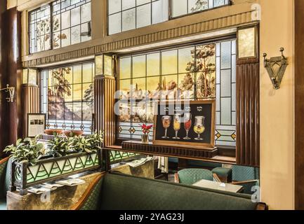 Bruxelles, Belgique, 01 18 2019 : décoration d'intérieur art déco de la taverne L'espérance avec vitraux et meubles anciens, Europe Banque D'Images