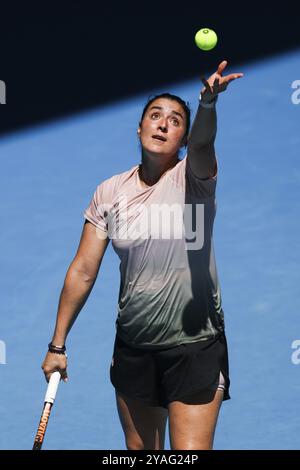 MELBOURNE, AUSTRALIE, le 12 JANVIER : ons Jabeur, de Tunisie, s'entraîne avec Naomi Osaka, du Japon, avant l'Open d'Australie 2024 au Melbourne Park Banque D'Images