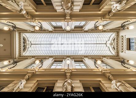 Bruxelles, Belgique, 03 08 2019 : le plafond du centre commercial et d'art décoré appelé passage du Nord dans un style éclectique dans la vieille ville, en Europe Banque D'Images