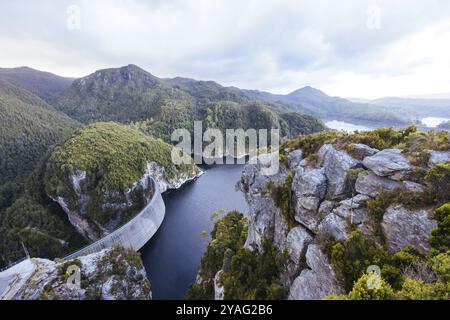 Vue sur le barrage Gordon lors d'une journée d'été fraîche. Il s'agit d'un barrage en voûte en béton à double courbure unique avec un déversoir à travers la rivière Gordon près de Strathgo Banque D'Images