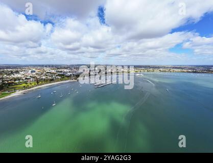 Vues aériennes de Port Phillip Bay vers Geelong CBD et la ville par un chaud matin d'été à Geelong, Victoria, Australie, Océanie Banque D'Images