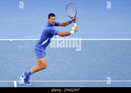 MELBOURNE, AUSTRALIE, 11 JANVIER : Novak Djokovic, de Serbie, affronte Stefanos Tsitsipas, de Grèce, lors d'un match caritatif avant l'Open d'Australie 2024 Banque D'Images