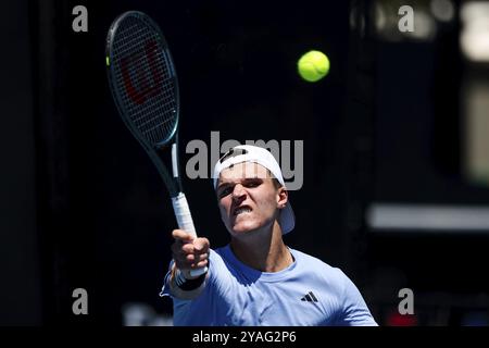 MELBOURNE, AUSTRALIE, 12 JANVIER : Jakub Mensik, de la République tchèque, bat Harold Mayot, de la France, en finale de qualification devant l’Australie 2024 Banque D'Images