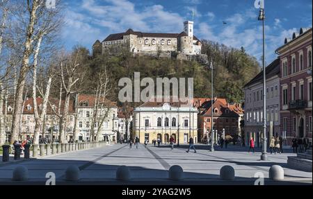 Ljubljana, Slovénie, 04 12 2018 : les gens marchent sur la place du marché dans la vieille ville avec le château en arrière-plan, Europe Banque D'Images