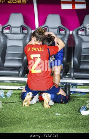 SYDNEY, AUSTRALIE, 20 AOÛT : Ona BATLLE d'Espagne console Lucy BRONZE DE l'Angleterre après que l'Espagne ait battu l'Angleterre en finale de la Coupe du monde féminine de la FIFA Banque D'Images