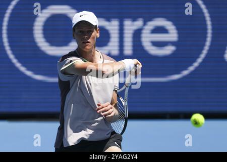 MELBOURNE, AUSTRALIE, 11 JANVIER : Jannik Sinner, d'Italie, en route pour battre Casper Ruud, de Norvège, le deuxième jour du Kooyong Classic 2024 à Kooyong Banque D'Images