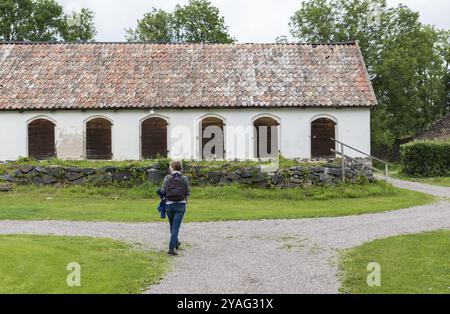 Forsmark, Osthammar, Suède, 07 31 2019 touriste se promenant dans une ancienne ferme, Europe Banque D'Images