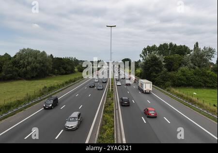 Wetteren, région de Flandre orientale, Belgique, 07 15 2021 le trafic routier E40, pris d'en haut, Europe Banque D'Images