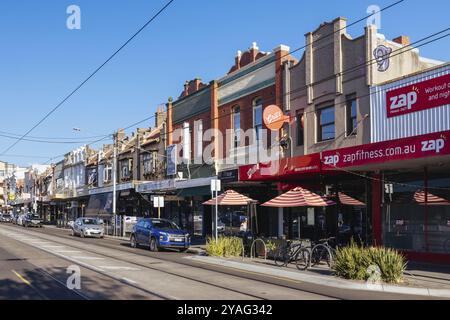 MELBOURNE, AUSTRALIE, 29 SEPTEMBRE 2023 : la célèbre et populaire rue commerçante Glen Huntly Rd à Elsternwick par un après-midi de printemps ensoleillé à Melbourne, Banque D'Images