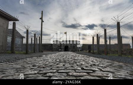 Breendonk, Belgique, 12 09 2017 : ancienne entrée du camp de prisonniers de la seconde Guerre mondiale au coucher du soleil, Europe Banque D'Images