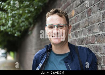 Portrait d'un homme attrayant de quarante ans debout contre un mur, Kortrijk Banque D'Images