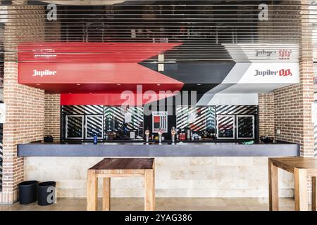 Molenbeek, Bruxelles, Belgique, 02 16 2019 : touristes locaux visitant le bar des supporters dans le stade de football Racing White Daring Molenbeek, Europe Banque D'Images