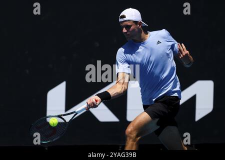 MELBOURNE, AUSTRALIE, 12 JANVIER : Jakub Mensik, de la République tchèque, bat Harold Mayot, de la France, en finale de qualification devant l’Australie 2024 Banque D'Images