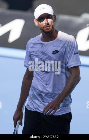 MELBOURNE, AUSTRALIE, 11 JANVIER : John Millman, de l'Australie, alors qu'il affrontait Alex Molcan, de Slovaquie, en qualification avant l'Open d'Australie 2024 Banque D'Images