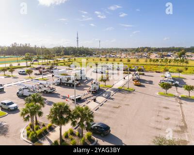 Dégâts causés par l'ouragan Electritions avec des camions à godets sur appel à Bonita Springs après l'ouragan Milton 2024 Banque D'Images