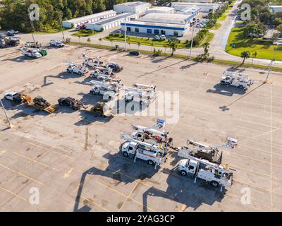 Dégâts causés par l'ouragan Electritions avec des camions à godets sur appel à Bonita Springs après l'ouragan Milton 2024 Banque D'Images