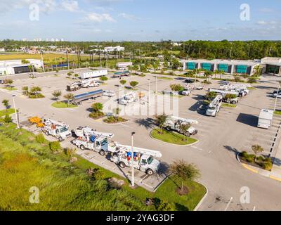 Dégâts causés par l'ouragan Electritions avec des camions à godets sur appel à Bonita Springs après l'ouragan Milton 2024 Banque D'Images