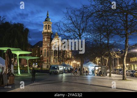 Jette, région de Bruxelles-capitale, Belgique, 11 25 2020, marché et architecture de la place Cardinal Mercier la nuit, Europe Banque D'Images