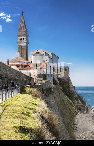 Piran, Slovénie, 04 07 2018 : vue sur la colline côtière et la tour de l'église, Europe Banque D'Images