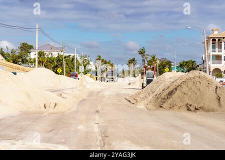 Les ondes de tempête ont rempli les routes de Bonita Beach en Floride après l'ouragan Milton Banque D'Images