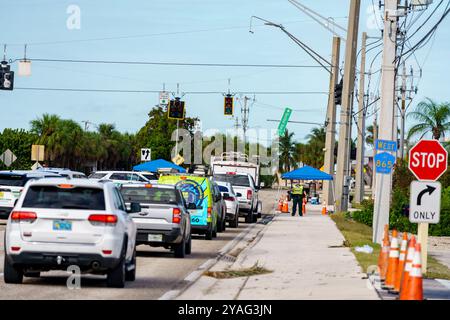 Bonita Beach, FL, États-Unis - 11 octobre 2024 : point de contrôle de sécurité entrée Bonita Beach après l'ouragan Milton Banque D'Images